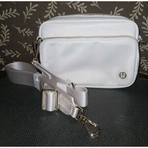 NWOT Lululemon Everywhere Crossbody Bag‎ 2L Gold Hardware Bone Ivory Glitter Tag